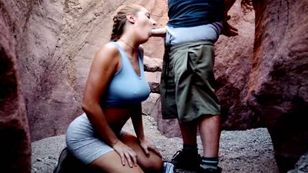 Милая девушка во время похода предлагает секс в каньоне