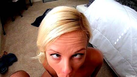 Жена растягивает жопу, сидя на члене мужа