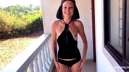 Палец в жопу телки и анальная ебля с ней на балконе