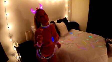 Сосать толстый хуй нравится блондинке больше, чем конфету на палочке