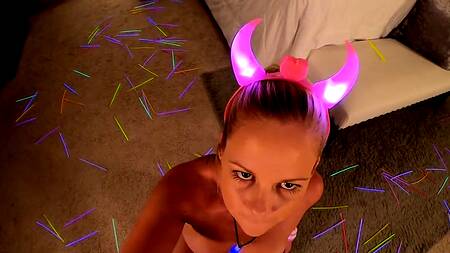 Сосать толстый хуй нравится блондинке больше, чем конфету на палочке