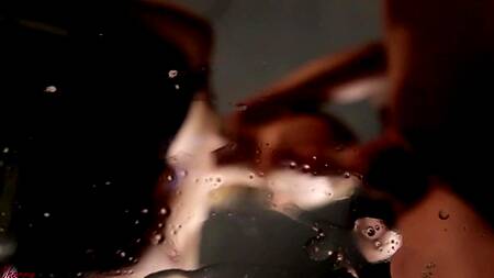 Блондинка очень хорошо сосет и получает сперму в ротик