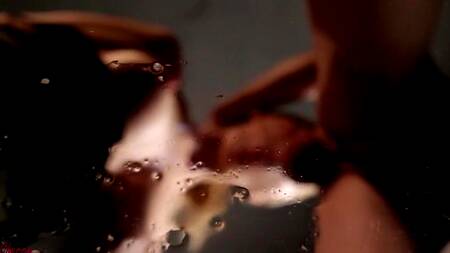 Блондинка очень хорошо сосет и получает сперму в ротик