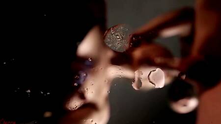 Блондинка очень хорошо сосет и получает сперму в ротик