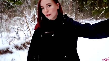 Рыжей милашке во время прогулки в лесу захотелось секса