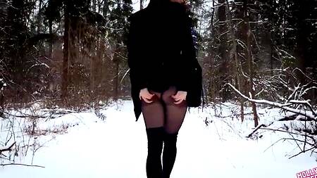 Рыжей милашке во время прогулки в лесу захотелось секса