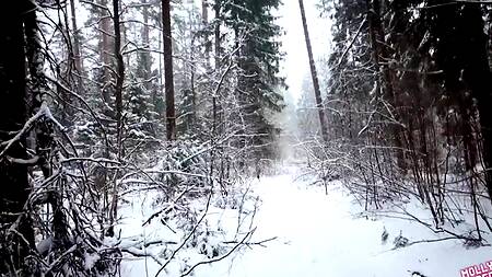 Рыжей милашке во время прогулки в лесу захотелось секса