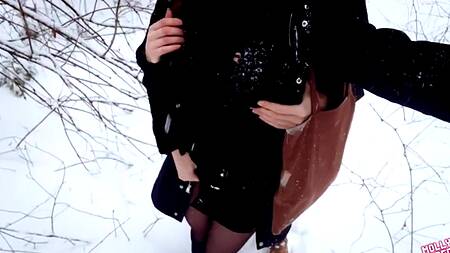 Рыжей милашке во время прогулки в лесу захотелось секса