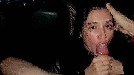 Фильм кажется девушке скучным, она уж лучше будет сосать хуй