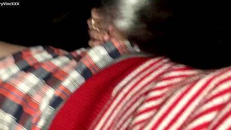 Фильм кажется девушке скучным, она уж лучше будет сосать хуй