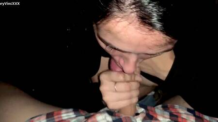 Фильм кажется девушке скучным, она уж лучше будет сосать хуй