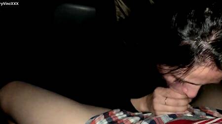 Фильм кажется девушке скучным, она уж лучше будет сосать хуй