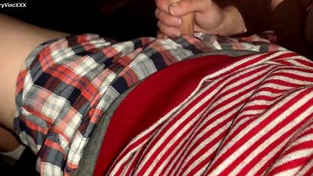 Фильм кажется девушке скучным, она уж лучше будет сосать хуй