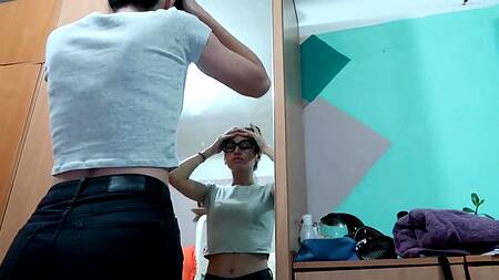 Хотела пойти погулять, а парень склонил к сексу