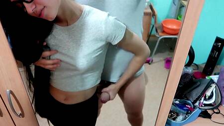 Хотела пойти погулять, а парень склонил к сексу