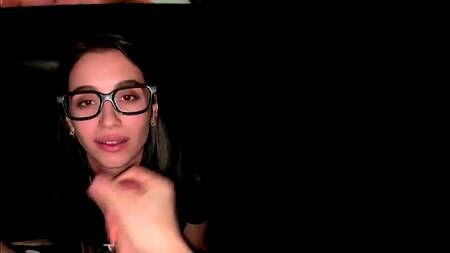 Познакомился с грустной девушкой и дал ей в рот в кинотеатре