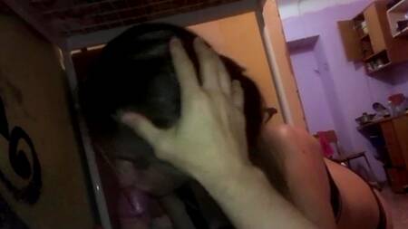 Горячая студентка приходит к другу и сосет его член в общаге