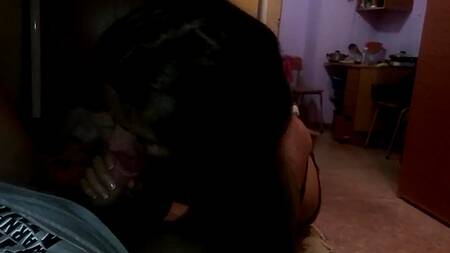 Горячая студентка приходит к другу и сосет его член в общаге