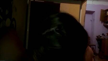 Горячая студентка приходит к другу и сосет его член в общаге