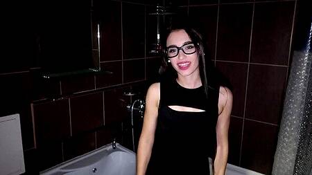 Новый год для девки начинается с минета на вечеринке