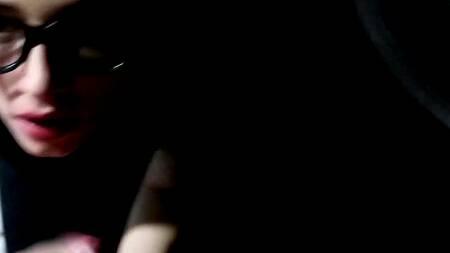 Новый год для девки начинается с минета на вечеринке