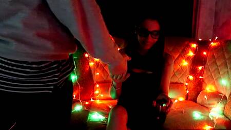 Новый год для девки начинается с минета на вечеринке