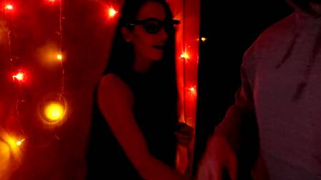 Новый год для девки начинается с минета на вечеринке