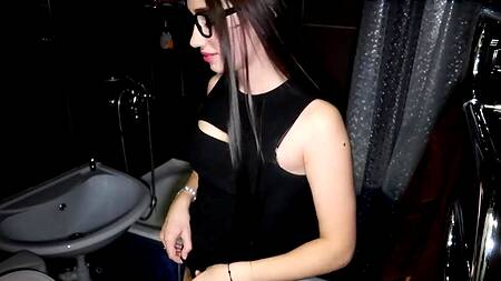 Новый год для девки начинается с минета на вечеринке