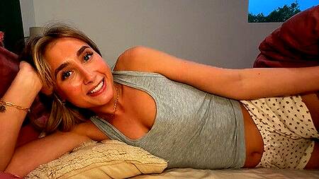 Сводной сестре страшно спать одной, поэтому она приходит к брату