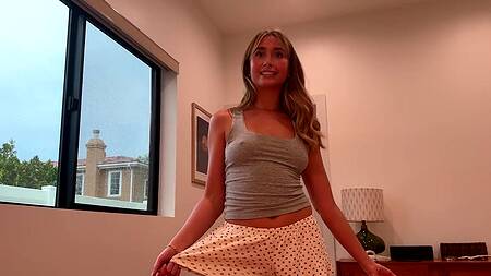 Сводной сестре страшно спать одной, поэтому она приходит к брату