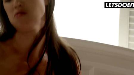 Красоткам не скучно, хотя их две, а член всего один