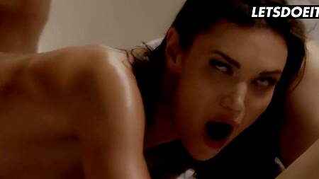 Красоткам не скучно, хотя их две, а член всего один