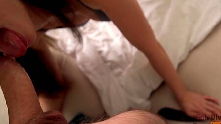 Красотка с утра показывает тело, соблазняя на секс