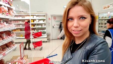 Познакомился с рыжей телкой в магазине и развел её на минет