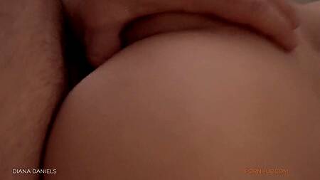 Показывает сексуальное тело и соблазняет на нежный секс