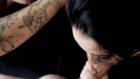 Татуированные бисексуалки после поцелуев хотят насладиться хуем