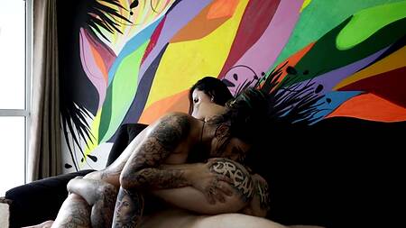 Татуированные бисексуалки после поцелуев хотят насладиться хуем