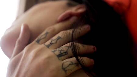 Татуированные бисексуалки после поцелуев хотят насладиться хуем