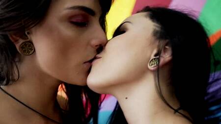 Татуированные бисексуалки после поцелуев хотят насладиться хуем