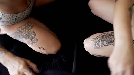 Татуированные бисексуалки после поцелуев хотят насладиться хуем