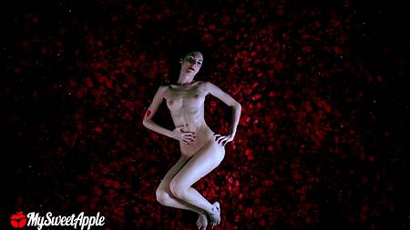 Красивая сцена секса на лепестках роз