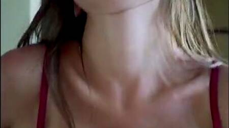 Девка показывает новое белье красного цвета и моментально возбуждает