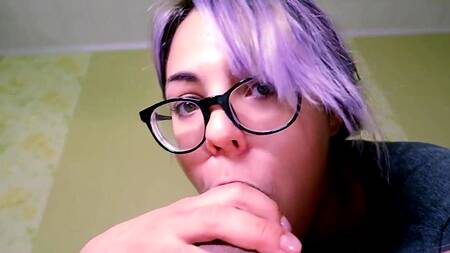 Сегодня парень трахает девку с фиолетовыми волосами в рот