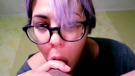 Сегодня парень трахает девку с фиолетовыми волосами в рот