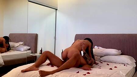 Жаркая ебля заставляет красивую азиатку сладко стонать