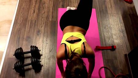 Домашняя тренировка возбуждает телку на анальный секс