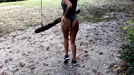 Девка во время прогулки в парке захотела секса