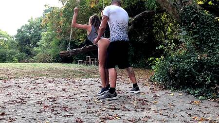 Девка во время прогулки в парке захотела секса