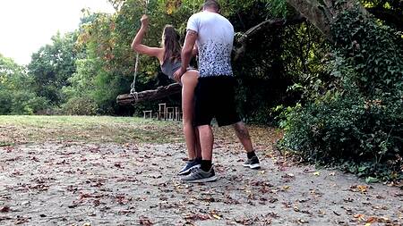 Девка во время прогулки в парке захотела секса