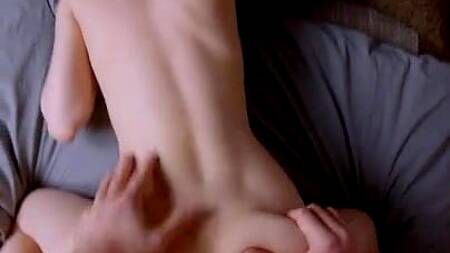 Зрелую блондинку заводит, что мужик снимает секс на телефон